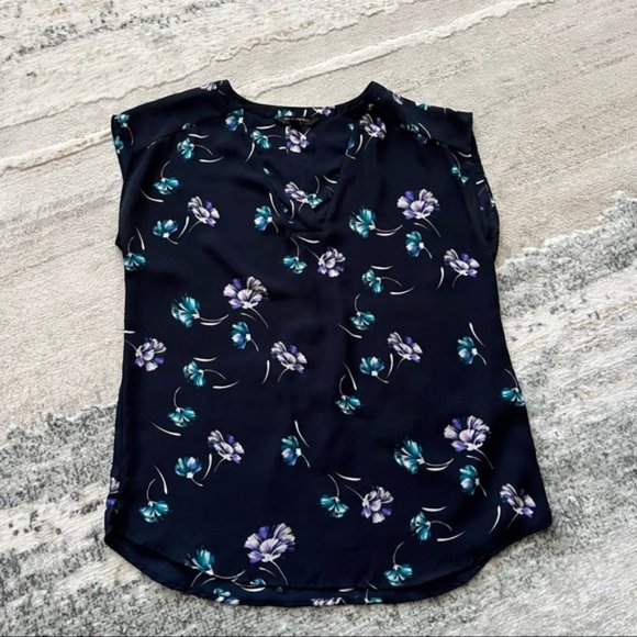 Banana Republic floral print cap sleeve v-neck blouse - Picture 3 of 11